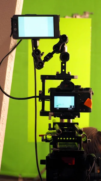 スタジオ制作の Vdo はカメラの後ろに撮影またはクロマ キー技術専門の乗組員チームと機器のポスト プロセスのグリーン スクリーンの背景を撮影 — ストック写真