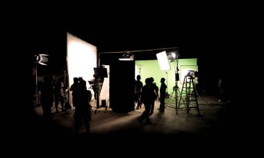 Bu film ekibi takım lightman ve kameraman yönetmen büyük Studio profesyonel ekipmanları ile birlikte çalışma arkasında sahneleri veya b-roll video prodüksiyon siluet görüntüleri veya Tv ticari film yapımında 