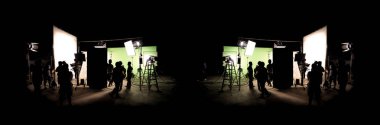 Bu film ekibi takım lightman ve kameraman yönetmen büyük Studio profesyonel ekipmanları ile birlikte çalışma arkasında sahneleri veya b-roll video prodüksiyon siluet görüntüleri veya Tv ticari film yapımında 