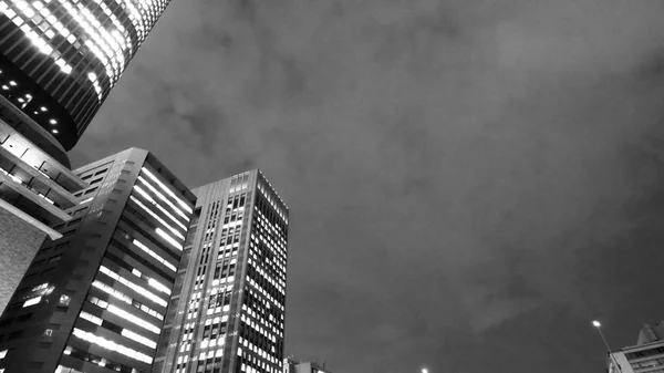 Vista Ângulo Baixo Vertical Edifício Moderno Torre Arranha Céu Noite — Fotografia de Stock