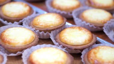 Hangi lezzetli ve çok ünlü yerel şekerli tatlı Otaru Hokkaido Japonya'dan pişirme fırın makine her gün dışarı yakın çekim peynir tarte özel taze ve benzersiz tadı.