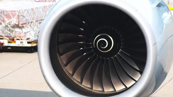 Le ventilateur de pales de turbocompresseur d'avion sur l'aile droite et essai se déplaçant avant le décollage pour le long vol au Japon et à l'autre pays dans l'aéroport international de Bangkok Thaïlande .