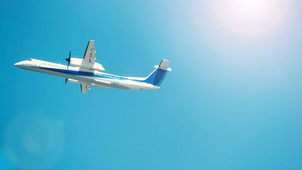 Avión Despegando Hacia Cielo Azul Desde Pista Aterrizaje Del Aeropuerto —  Fotos de Stock