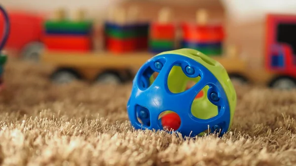 Molti Giocattoli Colorati Legno Bambini Sul Tappeto Colore Marrone Chiaro — Foto Stock