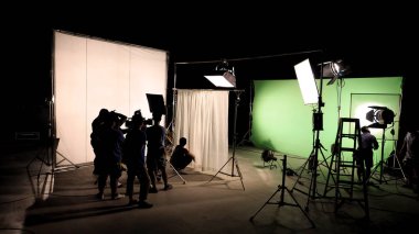 Hangi film ekibi takım kamera kurma ve çekim ve film yönetmeni sahneler İzleyicisi'nde sorun bekleyen için sahne arkasında Vdo üretiminin düşük anahtar siluet aydınlatma.