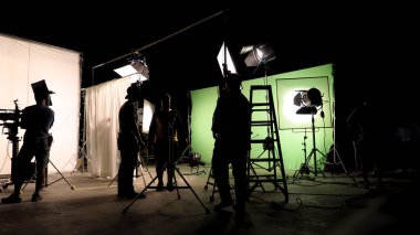 Hangi film ekibi takım kamera kurma ve çekim ve film yönetmeni sahneler İzleyicisi'nde sorun bekleyen için sahne arkasında Vdo üretiminin düşük anahtar siluet aydınlatma.