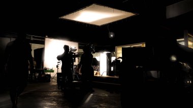 Hangi film ekibi takım kamera kurma ve çekim ve film yönetmeni sahneler İzleyicisi'nde sorun bekleyen için sahne arkasında Vdo üretiminin düşük anahtar siluet aydınlatma.