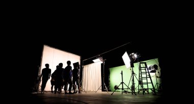 Hangi film ekibi takım kamera kurma ve çekim ve film yönetmeni sahneler İzleyicisi'nde sorun bekleyen için sahne arkasında Vdo üretiminin düşük anahtar siluet aydınlatma.