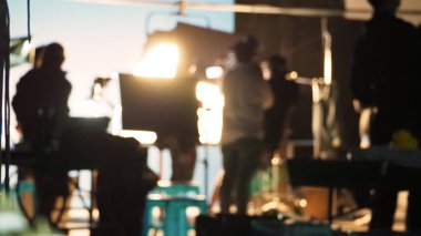 Bir sonraki kamera kaydı için ışık, dekor ve mavi ekran kuran çevrimiçi ticari ve ekip ekipleri için çekim ya da film çekimi ya da video prodüksiyonunun arkaplanlarının bulanık görüntüleri