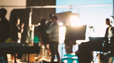 Bir sonraki kamera kaydı için ışık, dekor ve mavi ekran kuran çevrimiçi ticari ve ekip ekipleri için çekim ya da film çekimi ya da video prodüksiyonunun arkaplanlarının bulanık görüntüleri