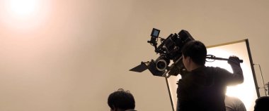 Video film ve film çekim ekibinin arkasında, çevrimdışı televizyon reklamı ya da çevrimdışı web film kaydı için stüdyoda kamera ve profesyonel ekipman kuruluyor..
