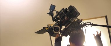 Video film ve film çekim ekibinin arkasında, çevrimdışı televizyon reklamı ya da çevrimdışı web film kaydı için stüdyoda kamera ve profesyonel ekipman kuruluyor..