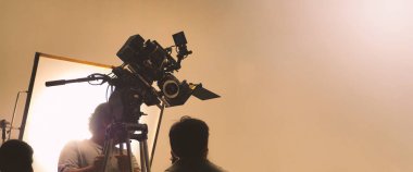 Video film ve film çekim ekibinin arkasında, çevrimdışı televizyon reklamı ya da çevrimdışı web film kaydı için stüdyoda kamera ve profesyonel ekipman kuruluyor..
