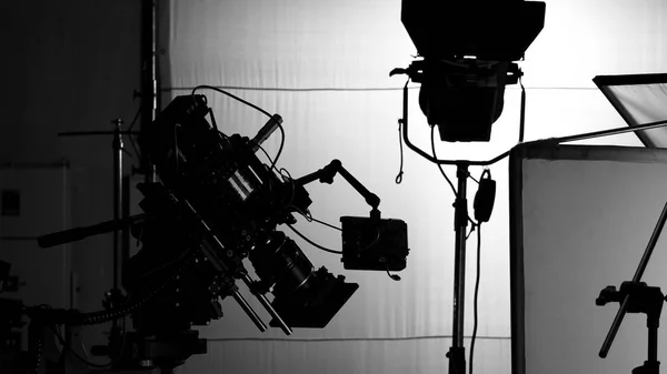 三脚架上电影或电影制作中的摄像机 — 图库照片
