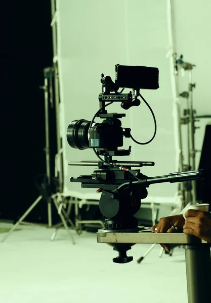 Videokamera in Film- oder Filmproduktion auf Stativ — Stockfoto
