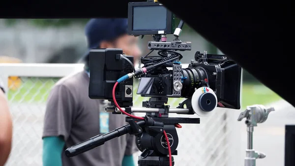 Videokamera v produkci filmu nebo film na stativ — Stock fotografie