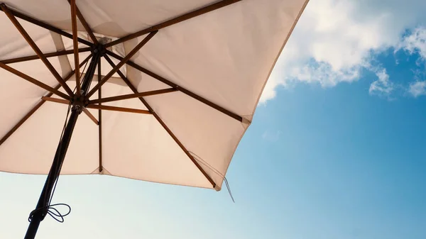Белый ткань цвет текстуры пляжа зонтик — стоковое фото