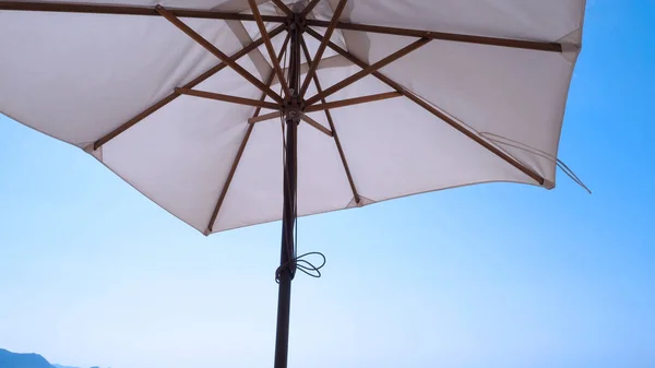 Sombrilla de playa de textura de color tela blanca — Foto de Stock