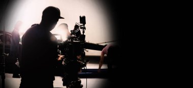 Video kamera arkasında fotoğraf makinesi tripod üzerinde film ya da film üretiminde 