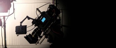 Video kamera arkasında fotoğraf makinesi tripod üzerinde film ya da film üretiminde 