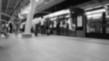 Bulanık video timelapse kalabalık insan girip tren istasyonu Bangkok Tayland ve herkes hareket çalışma için hızlı acele saat içinde hareket veya ev ve statik kamera üçayağa dön