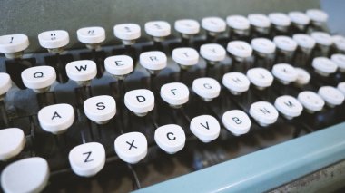 Hiçbir kağıt besleme ile iyi durumda eski daktilo makinesi 