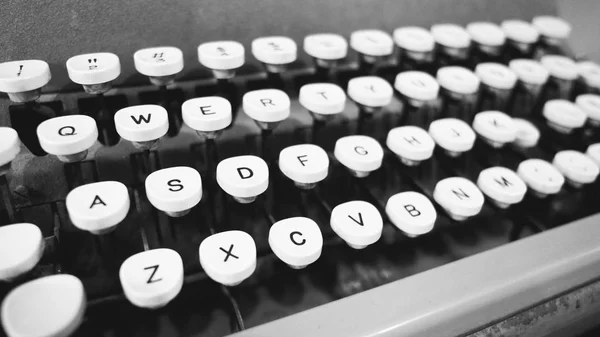 Máquina de máquina de escrever velha em bom estado sem papel na alimentação — Fotografia de Stock