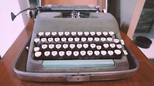 Old typewriter machine in good condition with no paper in feed — Stock Photo, Image