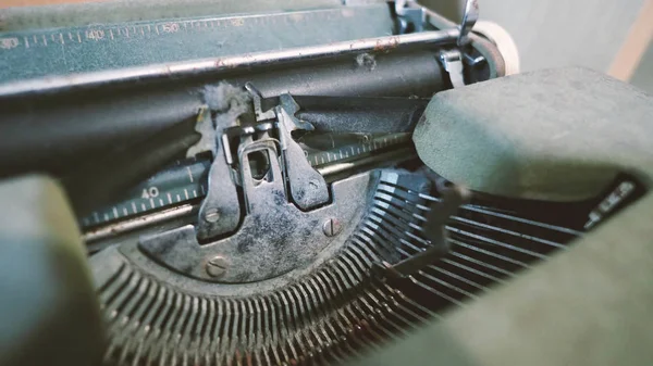 Stara maszyna do pisania w dobrym stanie z Brak papieru w paszy — Zdjęcie stockowe