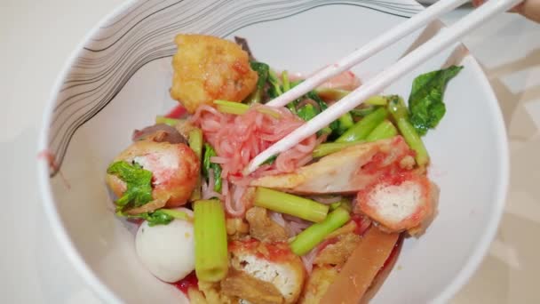 泰国传统面条Yentafo或Yen Fo和筷子的顶视图视频 其中著名的食物菜单必须尝试为旅客或游客 美味的味道 从许多成分混合与特殊的红酱 — 图库视频影像