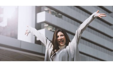 Güzel asya iş kadını mutlu ve neşeli 