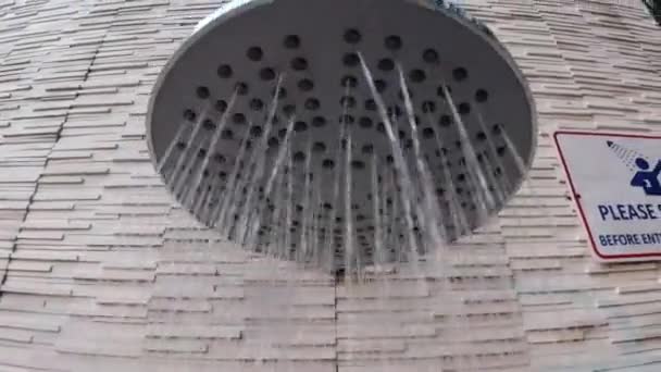 Vidéo d'angle de pov portable de douche avec pomme de douche à effet pluie 