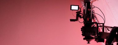 Tripod üzerinde 4k yüksek çözünürlüklü video kamera monitörü
