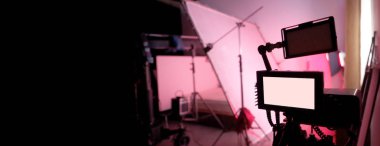 Tripod üzerinde 4k yüksek çözünürlüklü video kamera monitörü