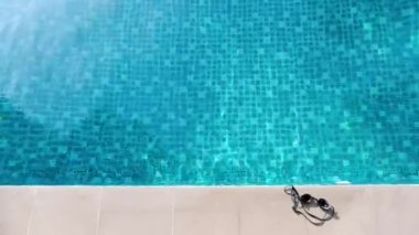 Yüzme havuzu mavi su ve yaz aylarında göz gözlüğü