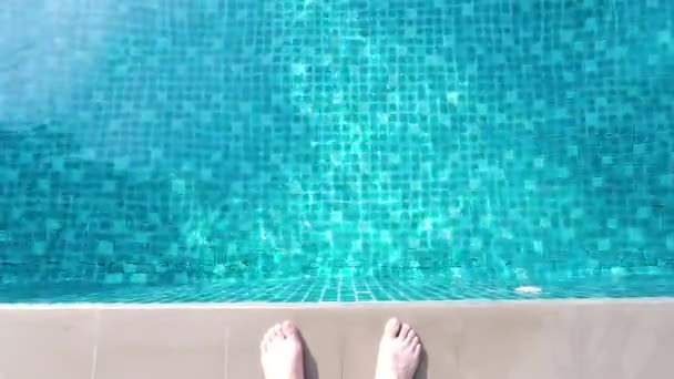 Zwembad blauw water en ogen bril in de zomer en witte Side Bar vloertegels in het hotel voor ontspanning en chllin op vakantie dag of reizen of sport en recreatie en Top View hoek. — Stockvideo