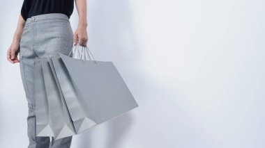 Alışveriş çantası gri renk kadın kol ve beyaz arka plan tutun