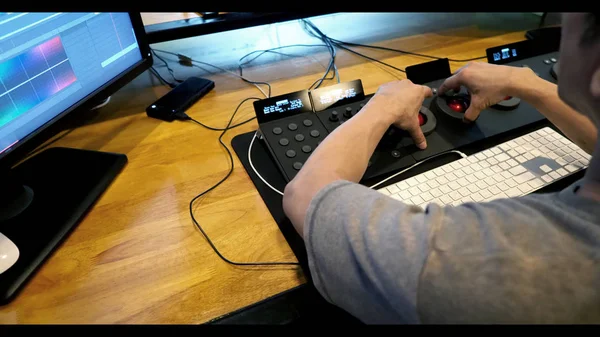 Behind of telecine controller machine and colorist man — Stock Photo, Image