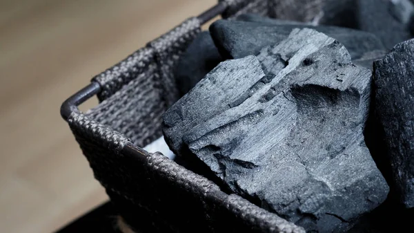 Крупным планом изображения угля на черном фоне — стоковое фото
