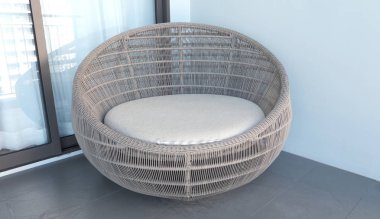 Otel odasının balkonundaki plaj sandalyesi.