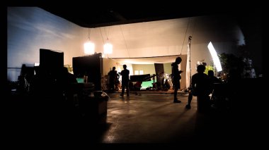 Film için video prodüksiyon ve ışıklandırma setinin silueti