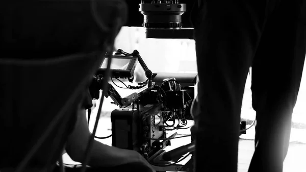 在工作室视频制作的幕后 摄制了一部在线电影 除了摄制组外 还配备了高清晰的Vdo相机 监视器 三脚架和起重机等专业设备 — 图库照片