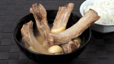 Bak kut teh ya da domuz pirzolası çorbası büyük sarımsak, beyaz biber ve birçok baharattan yapılmıştır. Singapur ve Malezya 'da çok popüler geleneksel otantik menü yemekleri. Pirinç kasesiyle sıcak servis edilir.