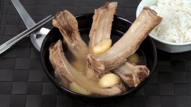 Bak kut teh ya da domuz pirzolası çorbası büyük sarımsak, beyaz biber ve birçok baharattan yapılmıştır. Singapur ve Malezya 'da çok popüler geleneksel otantik menü yemekleri. Pirinç kasesiyle sıcak servis edilir.