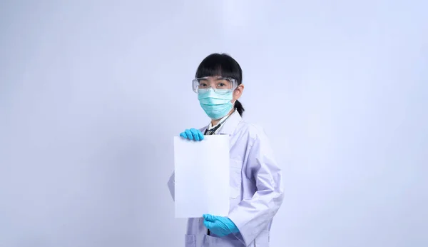 Aziatische Vrouwelijke Arts Houdt Een Blanco Papier Hand Kopieer Ruimte — Stockfoto