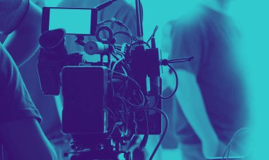 8K yüksek çözünürlüklü dijital kamera ve profesyonel monitör tarafından çekilen video kaydı veya çekim sahneleri. Stüdyo yapımında film ekibiyle birlikte işaret fişeği yakıldı..