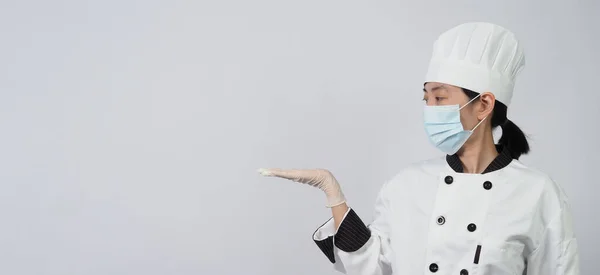 Mujer Asiática Chef Uniforme Color Blanco Con Higiénico Como Mascarilla — Foto de Stock