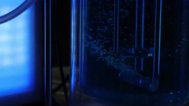 Kimyasal sıvılar. Renkli kimyasal sıvılar test tüpleri ya da deney tüpleri ve karıştırma ve reaksiyon süreçleriyle laboratuvar camları. Kimya bilimi deneyi biyoteknoloji araştırması ve yenilik teknolojisi.