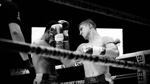 Bangkok Thailande Novembre 11 2018 Des Joueurs De Boxe Thailandais Et Etrangers Non Identifies Combattent Muay Thai Super Champ A Muay Thai Street Pra Arthit Rd Le 11 Nov 2018 International