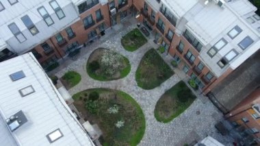 yukarıdan ev ve avlunun çekim